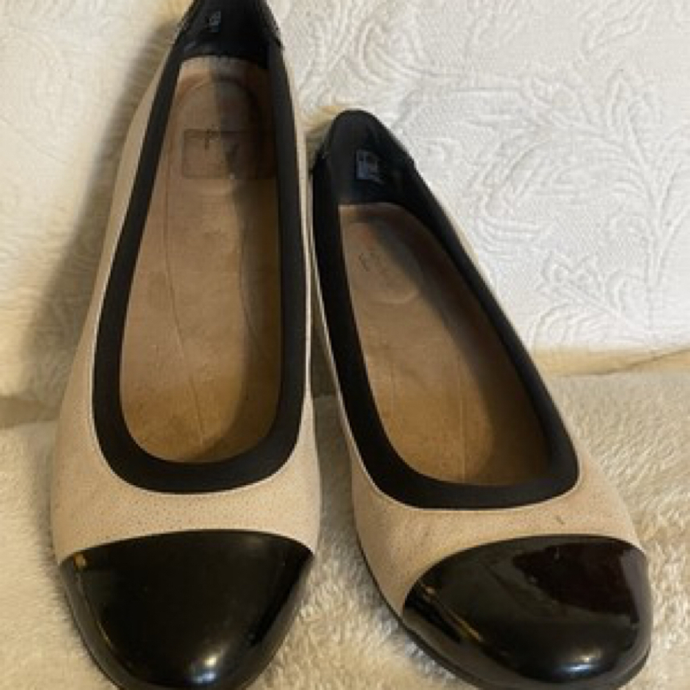Clark’s Two Tone Comfort Flats Sz. 9 Suede/Leather “Unstructured”